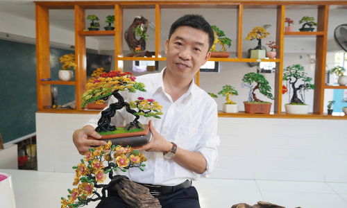 Math teacher earns millions crafting aluminum wire bonsai