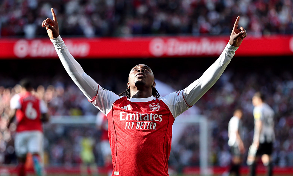 Arsenal reclaim premier league top spot