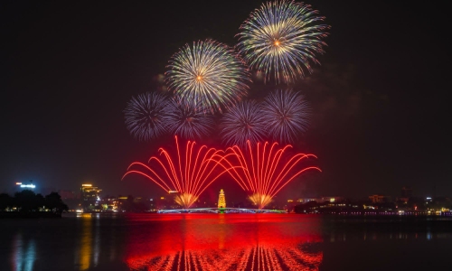 Fireworks light up the Viet Tri sky before Hung Kings' Commemoration Day