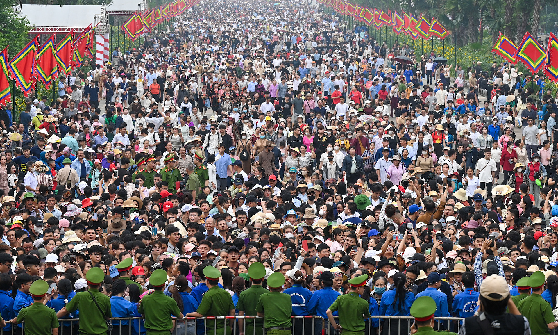 Thousands jostle at Hung Kings' commemoration day ceremony