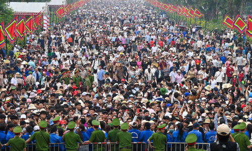 Thousands jostle at Hung Kings' commemoration day ceremony