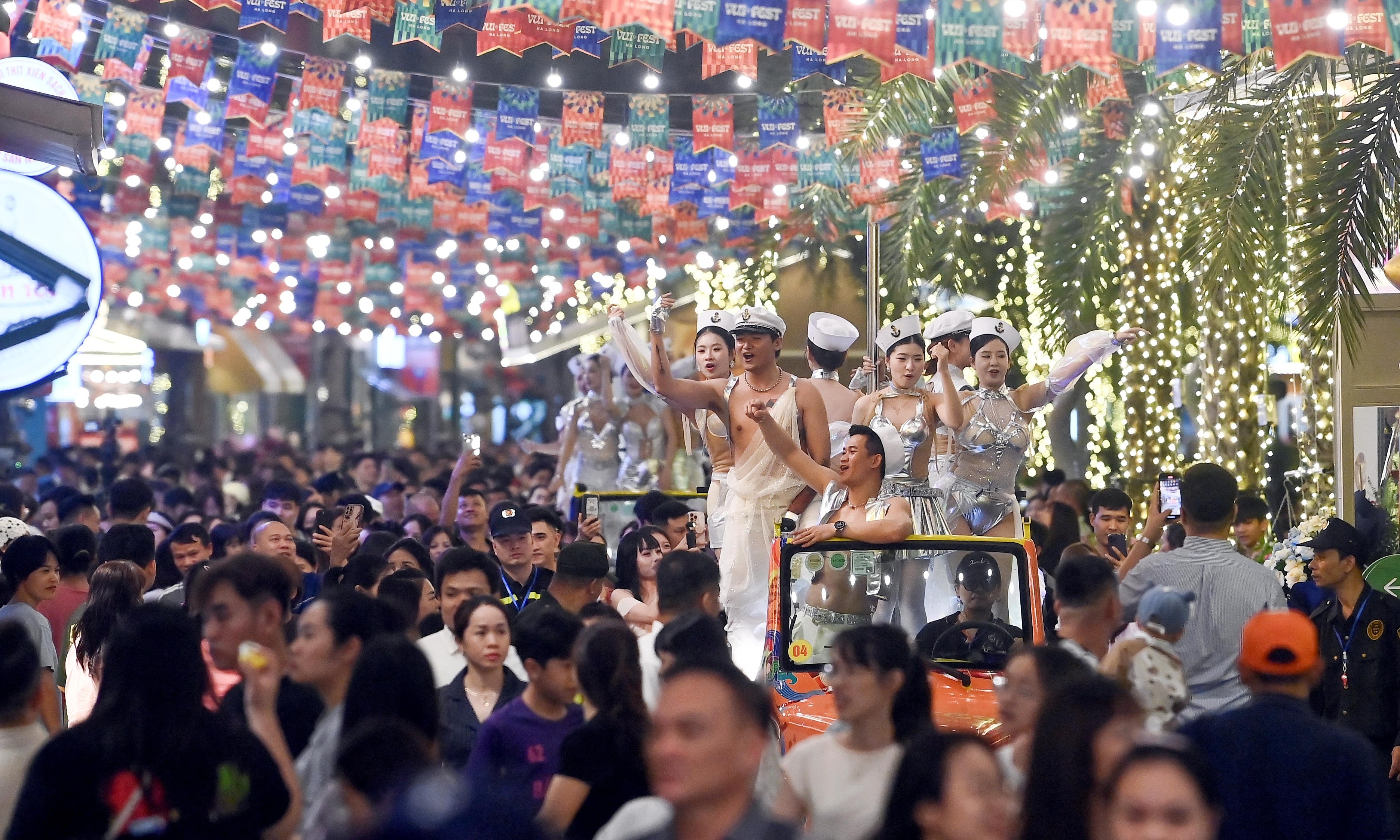 Bai Chay opens night street for tourists