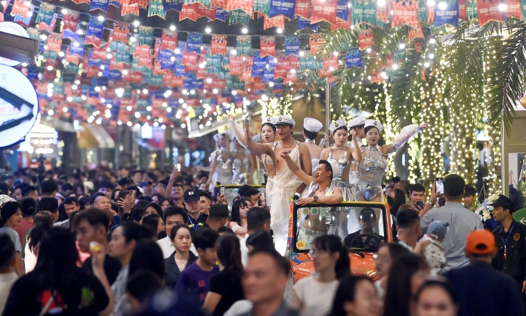 Bai Chay opens night street for tourists