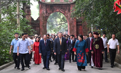 General Secretary, President To Lam offers incense for Hung Kings' Commemoration Day