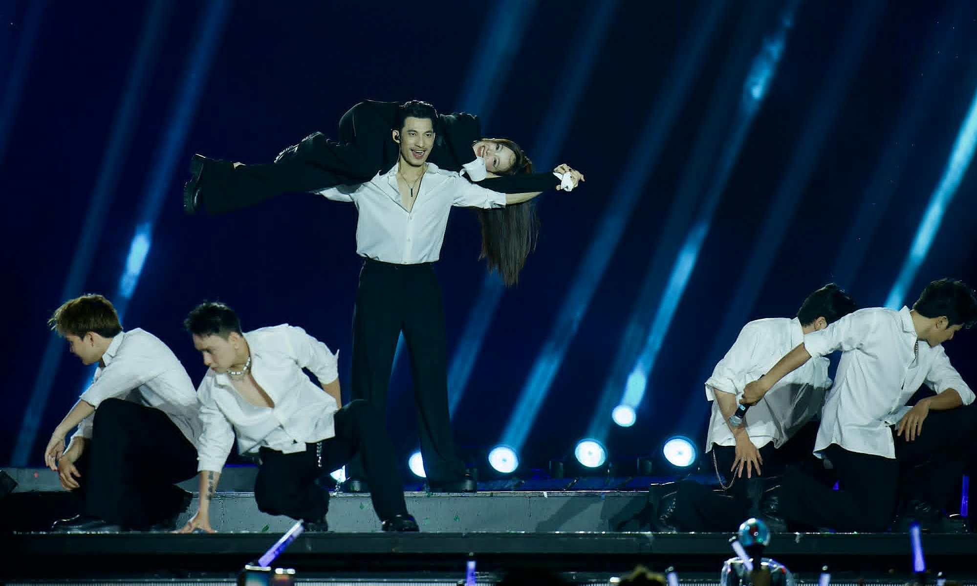 Lien Binh Phat sings and dances with girlfriend Ngoc Kayla at 'Gai home concert'