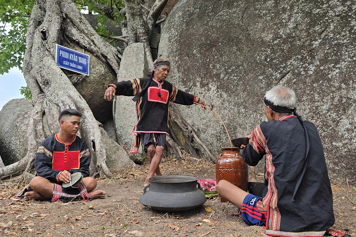 Rain-calling ceremony on Gia Lai's 'sacred mountain'