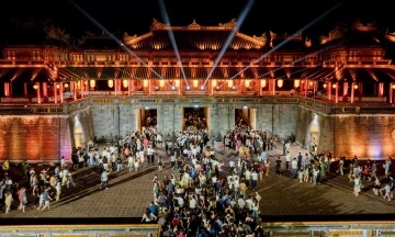 Massive crowds flock to Hue Imperial Citadel at night, sparking buzz