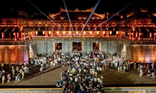Massive crowds flock to Hue Imperial Citadel at night, sparking buzz