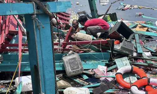 Boat explodes, 5 people injured