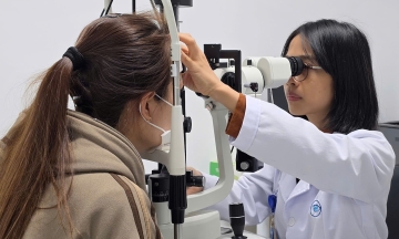 Fly bee stings woman's eye, leaving stinger embedded in cornea