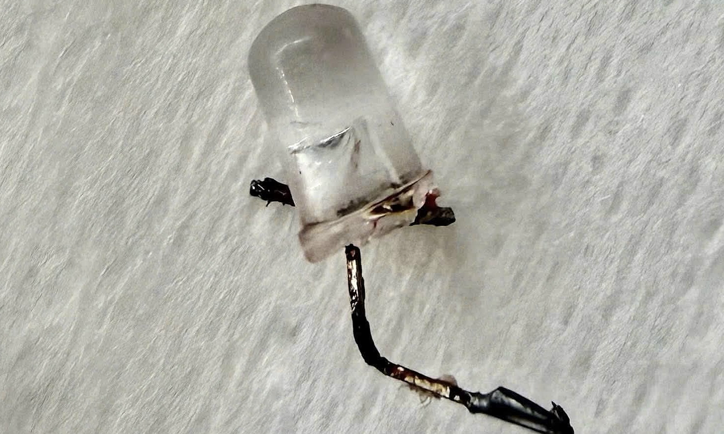 Doctors meticulously remove LED bulb from girl's lung