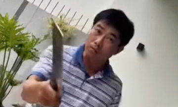 Police investigate homeowner for threatening locksmith with knife