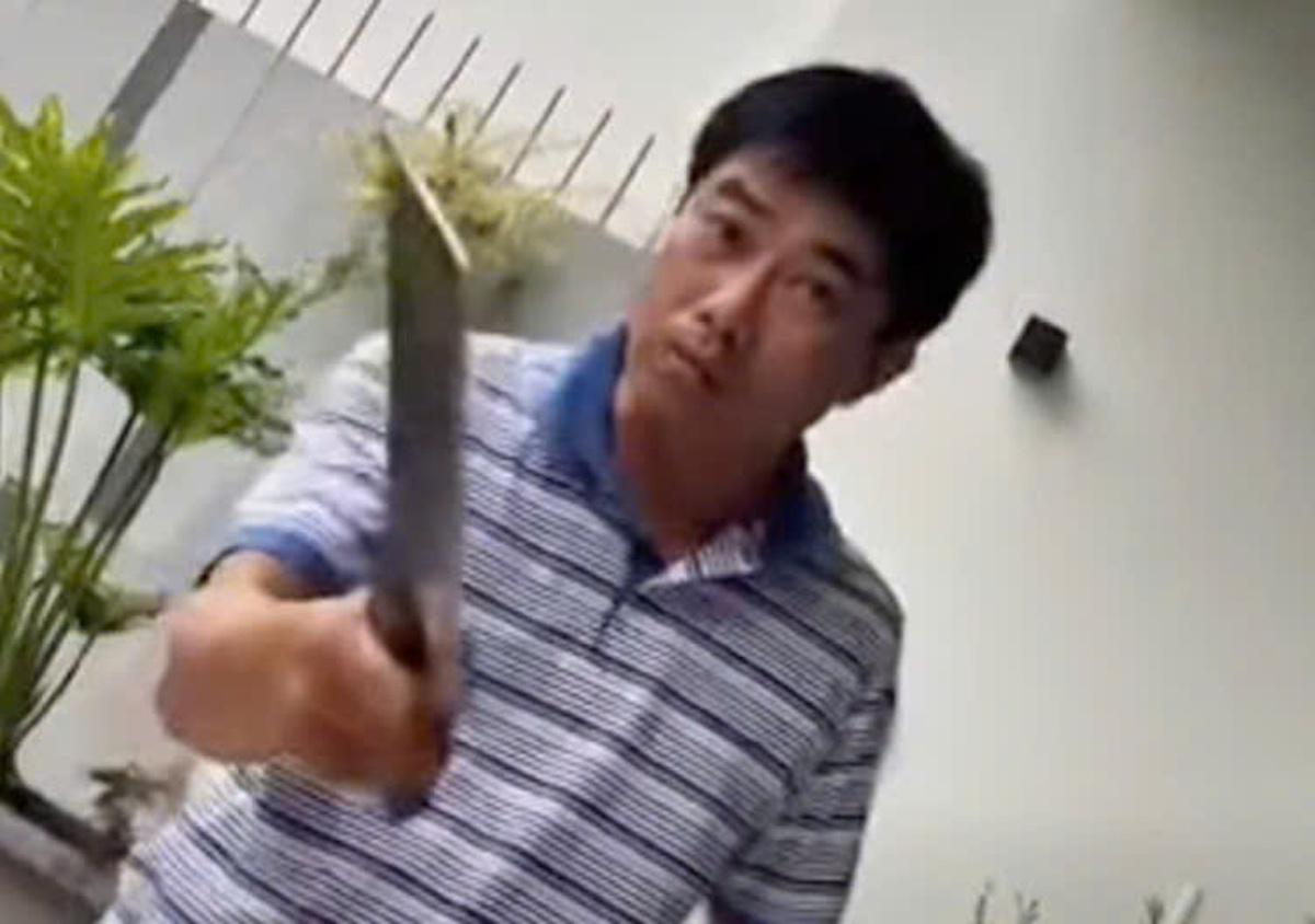 Police investigate homeowner for threatening locksmith with knife