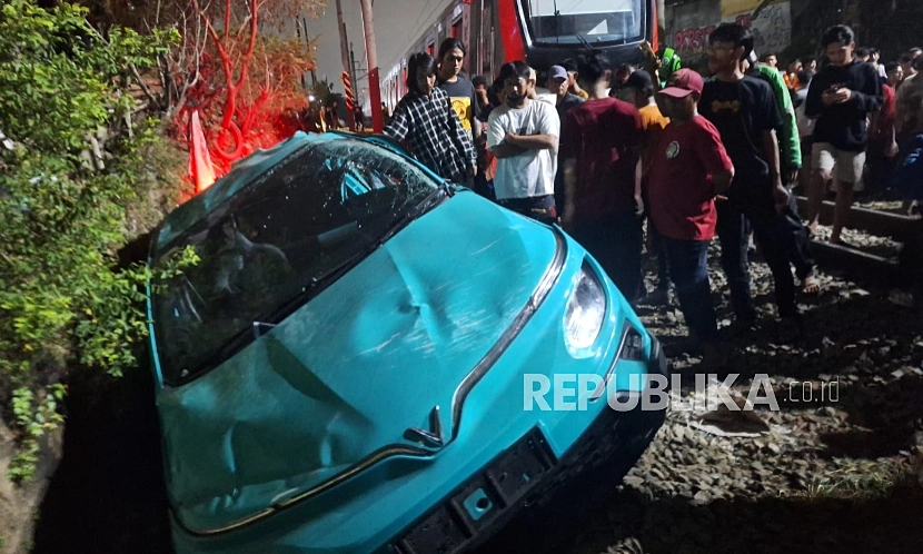 Green SM responds to taxi stopping on tracks, causing two train collision