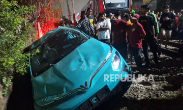 Green SM responds to taxi stopping on tracks, causing two train collision