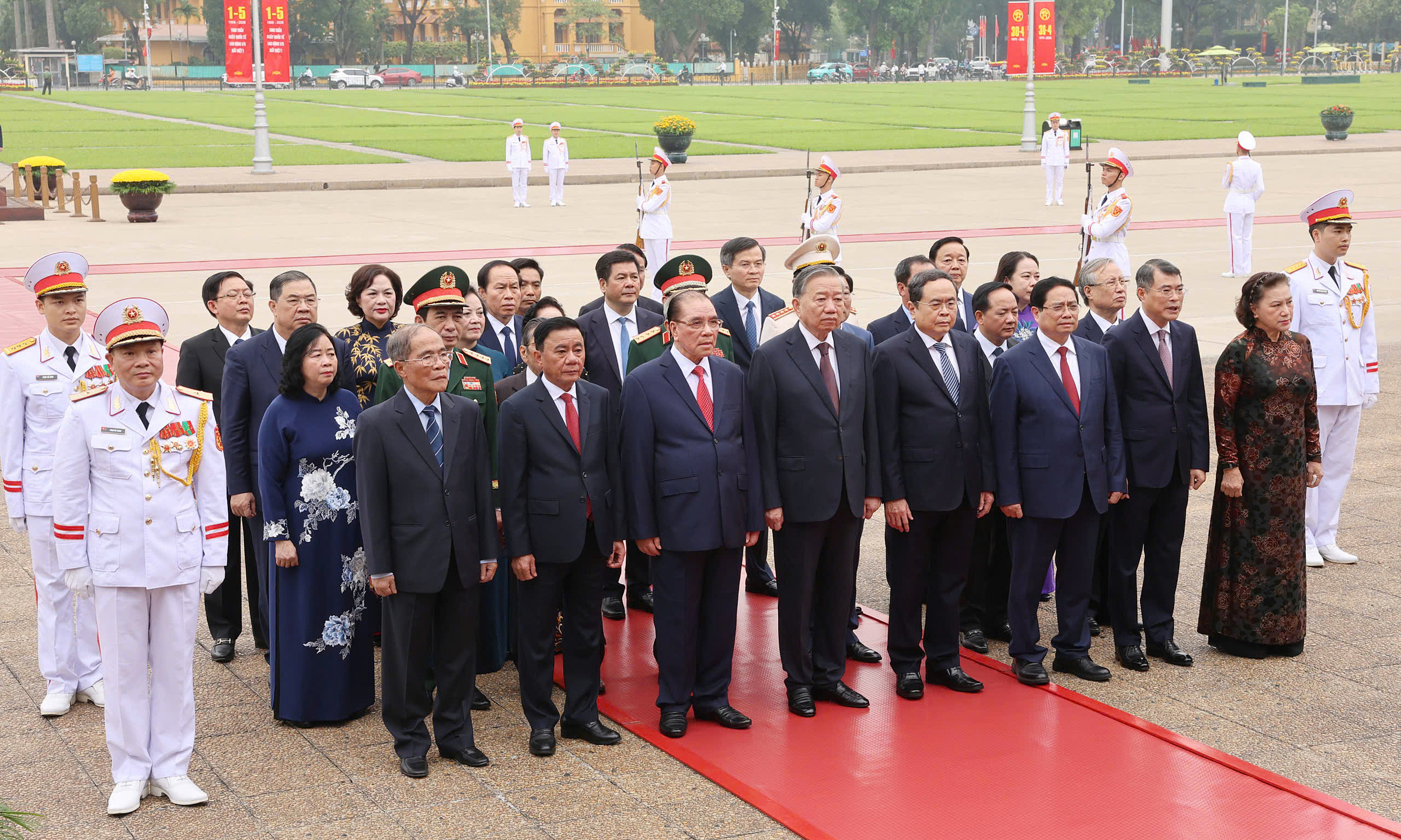 Party and state leaders pay respects at Ho Chi Minh Mausoleum