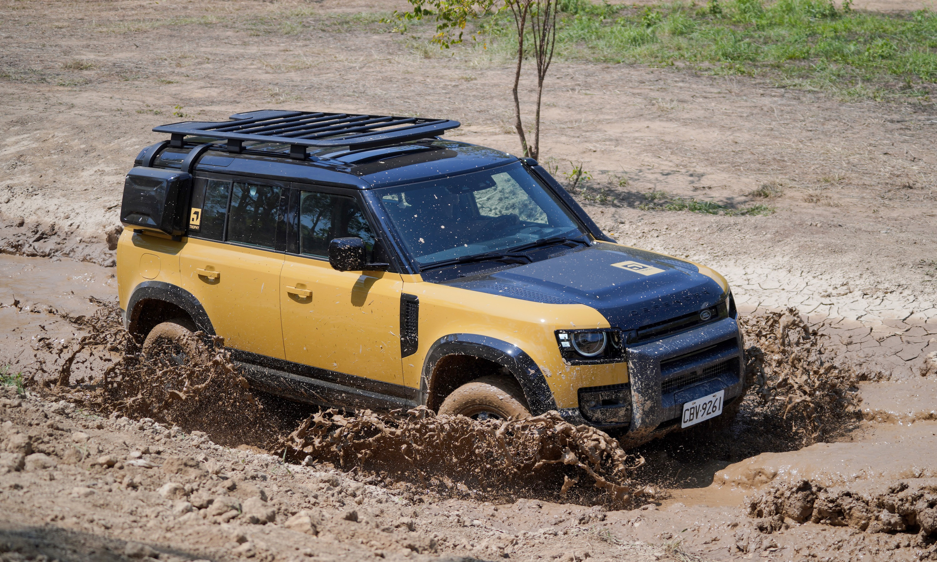 Land Rover Defender Trophy: A luxury off-road SUV priced at 7.489 billion VND