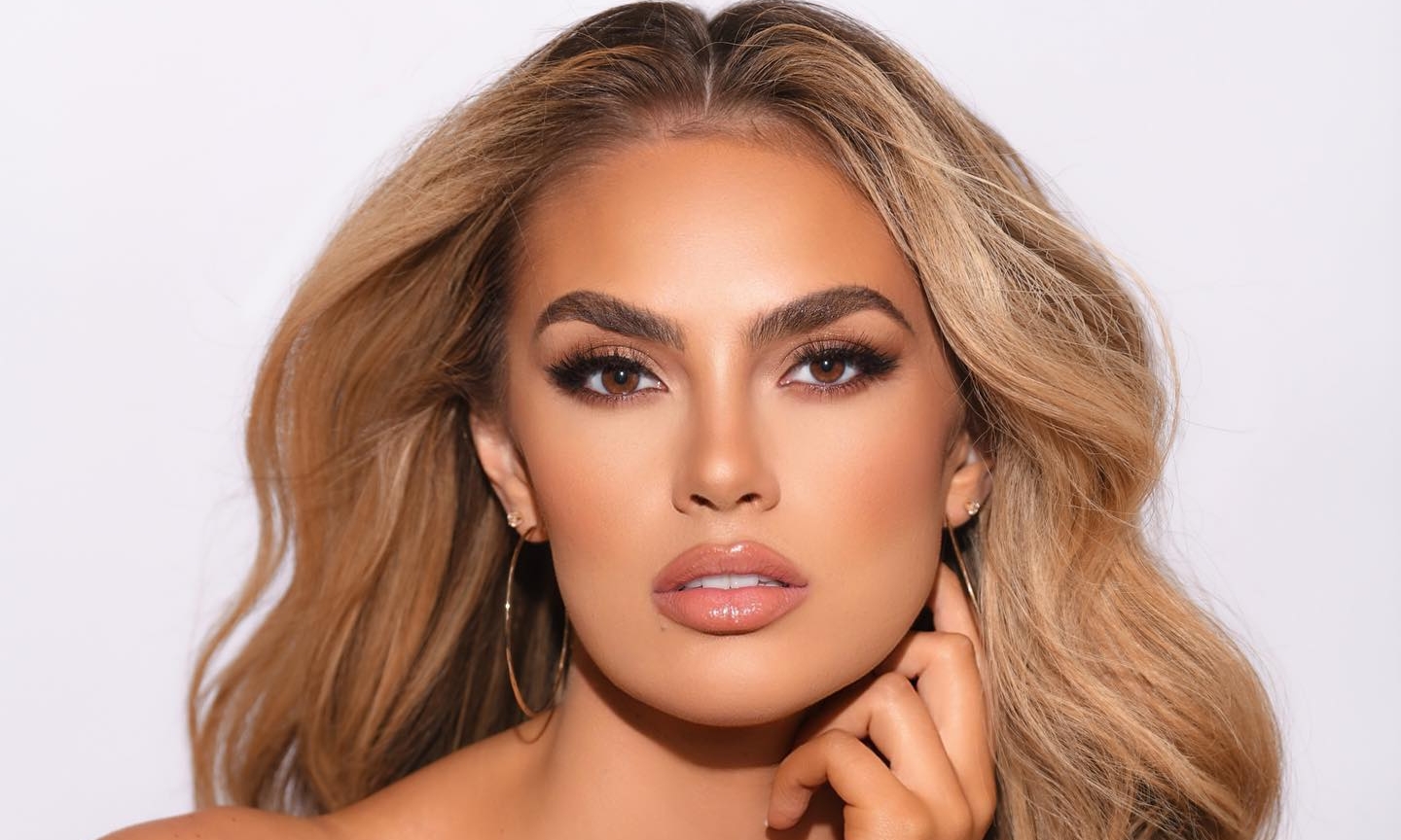 1.93 m tall model competes in Miss Cosmo 2026