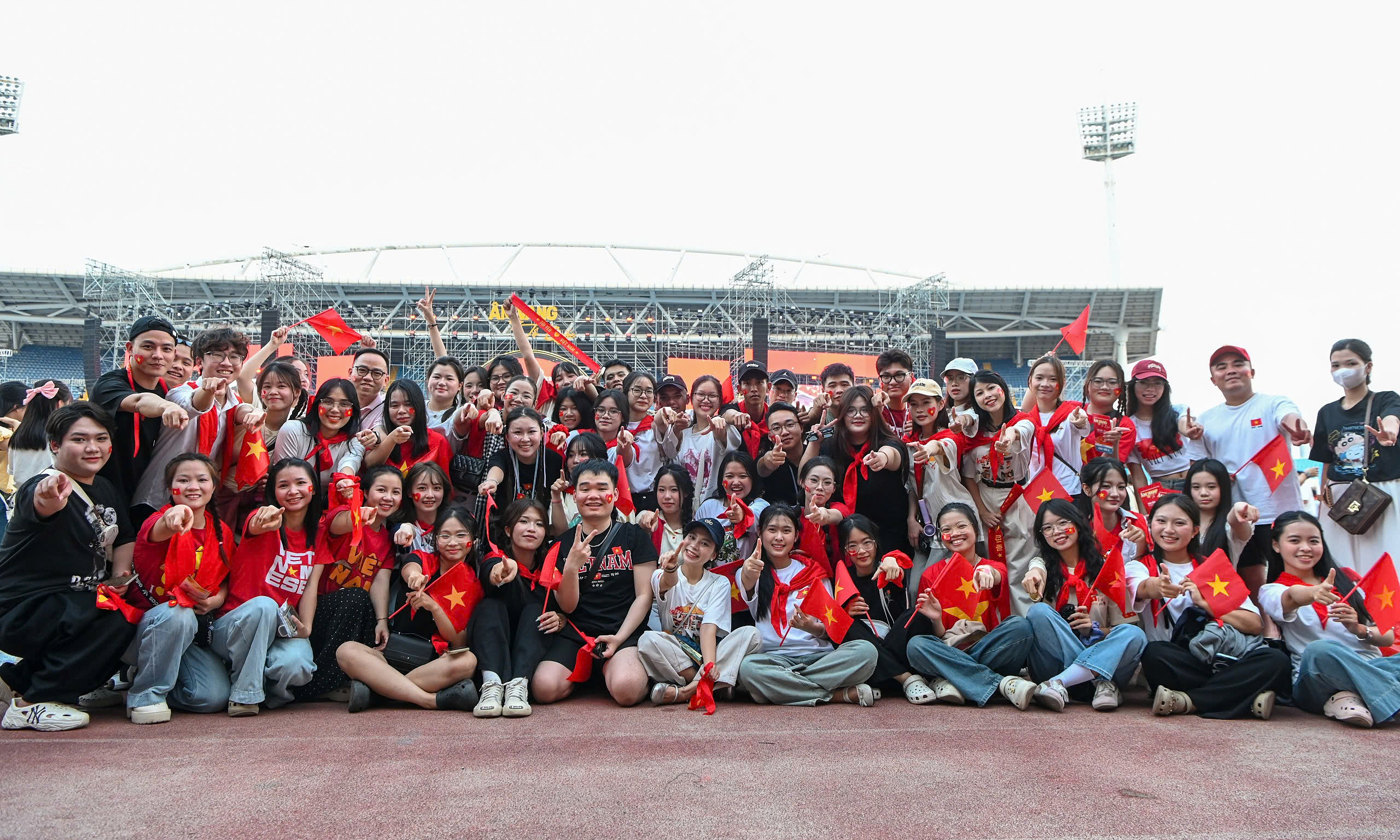 Thousands of spectators await 'Am Vang To Quoc' concert