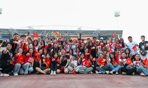 Thousands of spectators await 'Am Vang To Quoc' concert