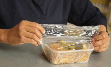 Three mistakes when storing hot food lead to plastic toxin exposure