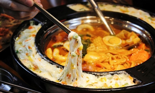 Numerous restaurants, milk tea chains in Hanoi fined