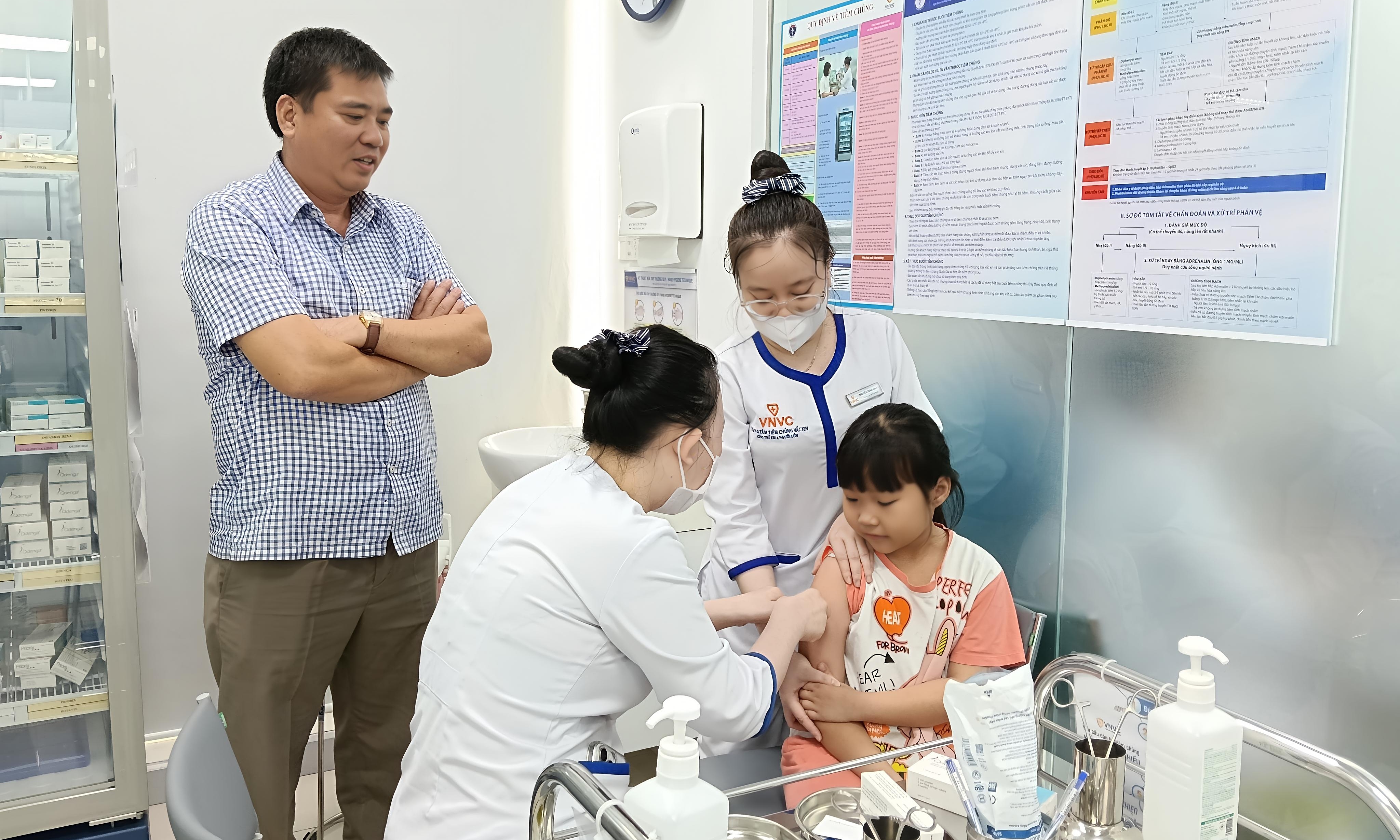 Why do many people carry meningococcal bacteria without developing the disease?