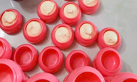 Producing 'three-no' homemade cosmetic cream, selling briskly via livestream