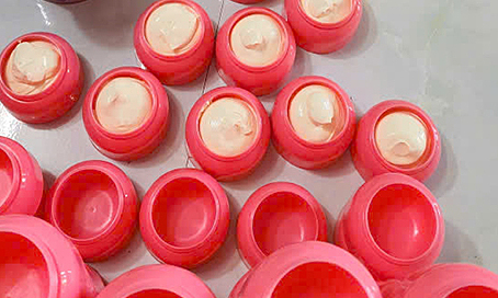 Producing 'three-no' homemade cosmetic cream, selling briskly via livestream