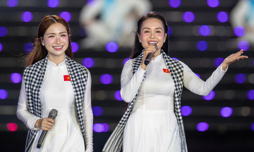 Cam Ly, Hoa Minzy perform 'Nguoi Viet Minh Thuong Nhau' at concert