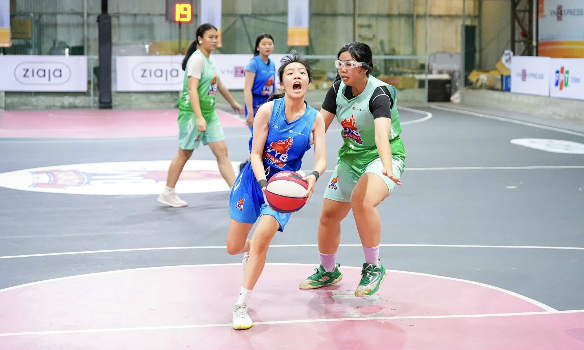 Unpredictable developments after week two of the VnExpress youth basketball tournament group stage