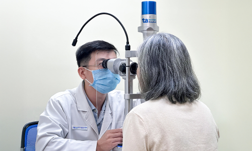 Subconjunctival hemorrhage accompanied by macular edema