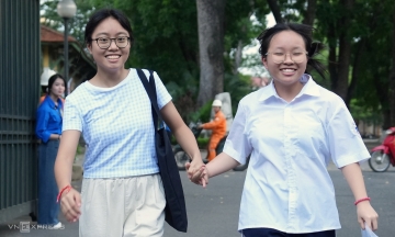 Public schools offer substantial rewards for 10th grade valedictorians