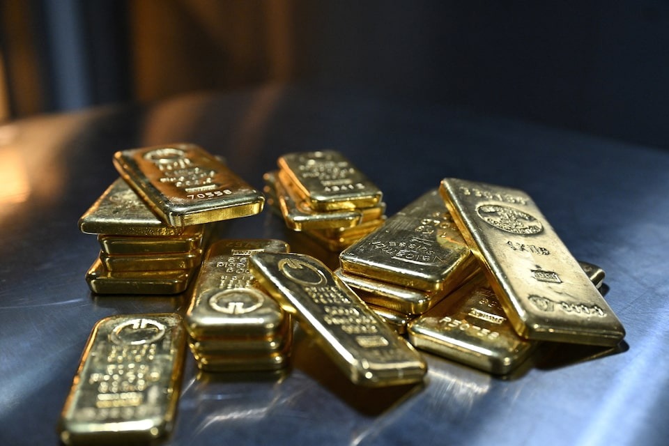 World gold prices hit nearly one-month low