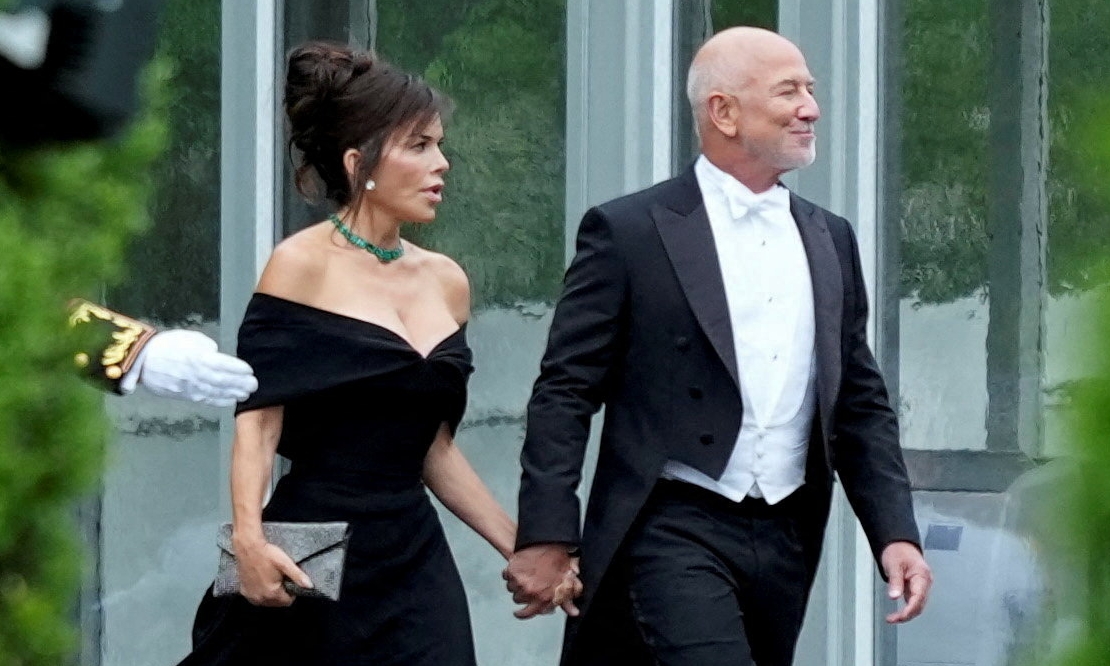 Billionaire Jeff Bezos' wife wears low-cut dress to White House party