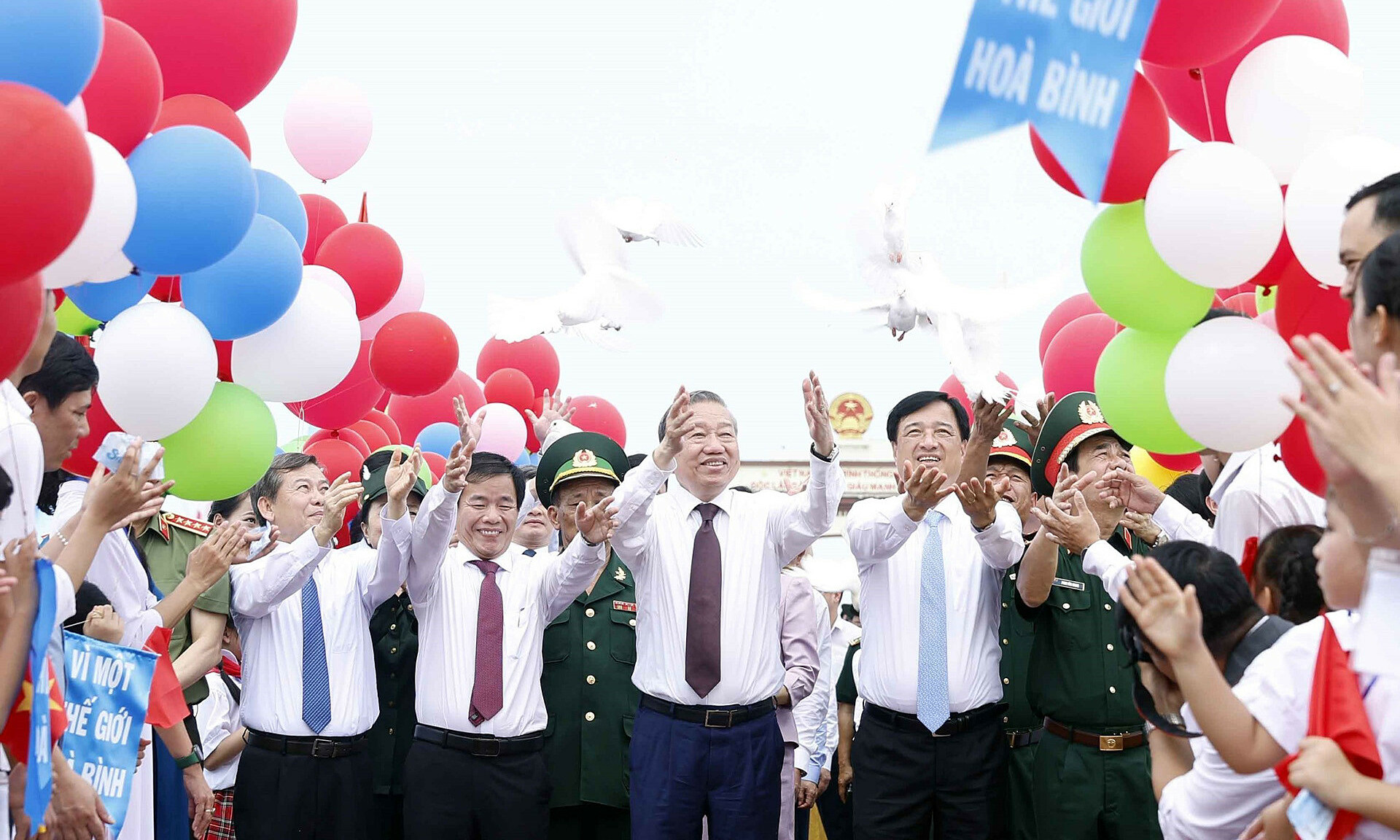 General secretary and president To Lam attends flag-raising ceremony for national reunification