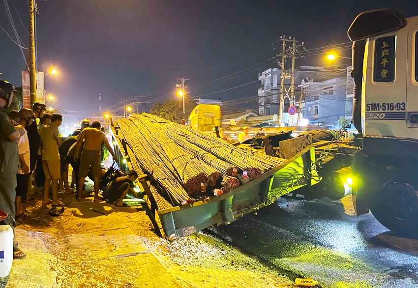 Dozens of tons of steel fall from tractor-trailer, crushing motorcycle