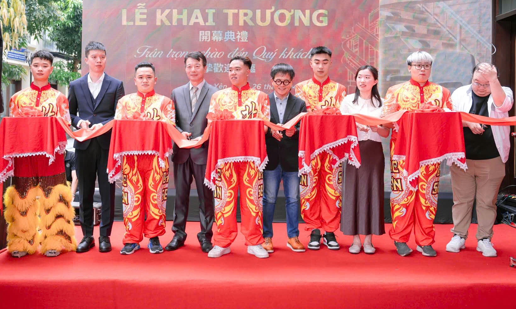 Jushun Trading opens stair lift showroom