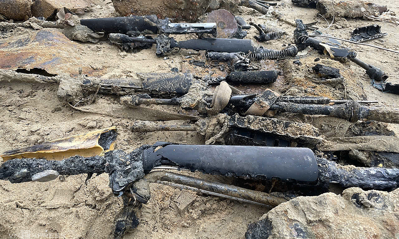 Many guns, ammunition discovered during tank salvage operation off Quy Nhon coast
