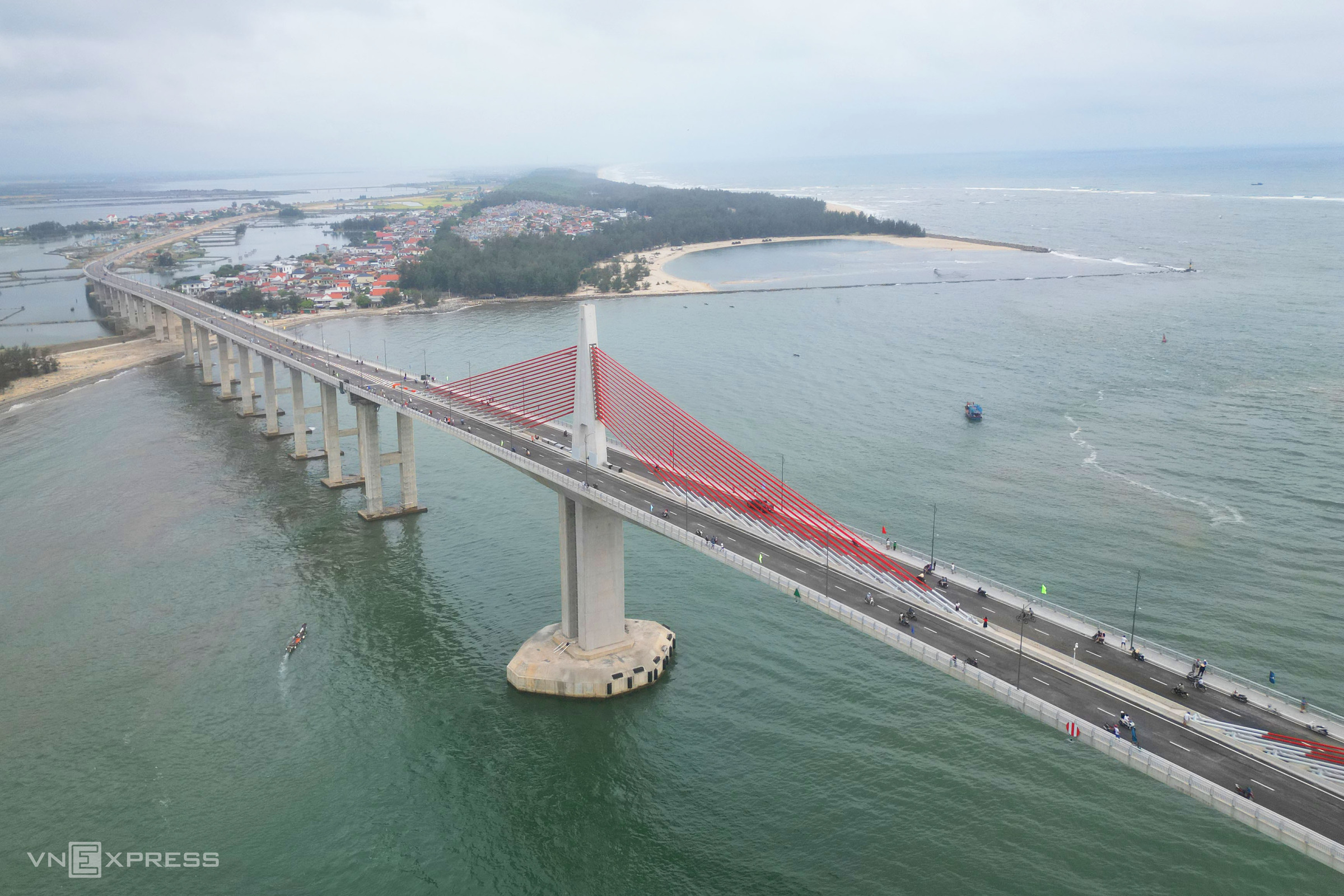 Longest sea-crossing bridge in Central Vietnam opened to traffic