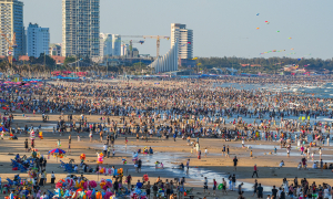 Vung Tau beach packed on first day of holiday