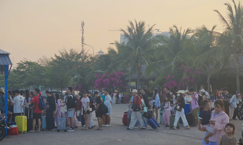 Tourists flock to ports, await ferries to Phu Quy, Nam Du islands