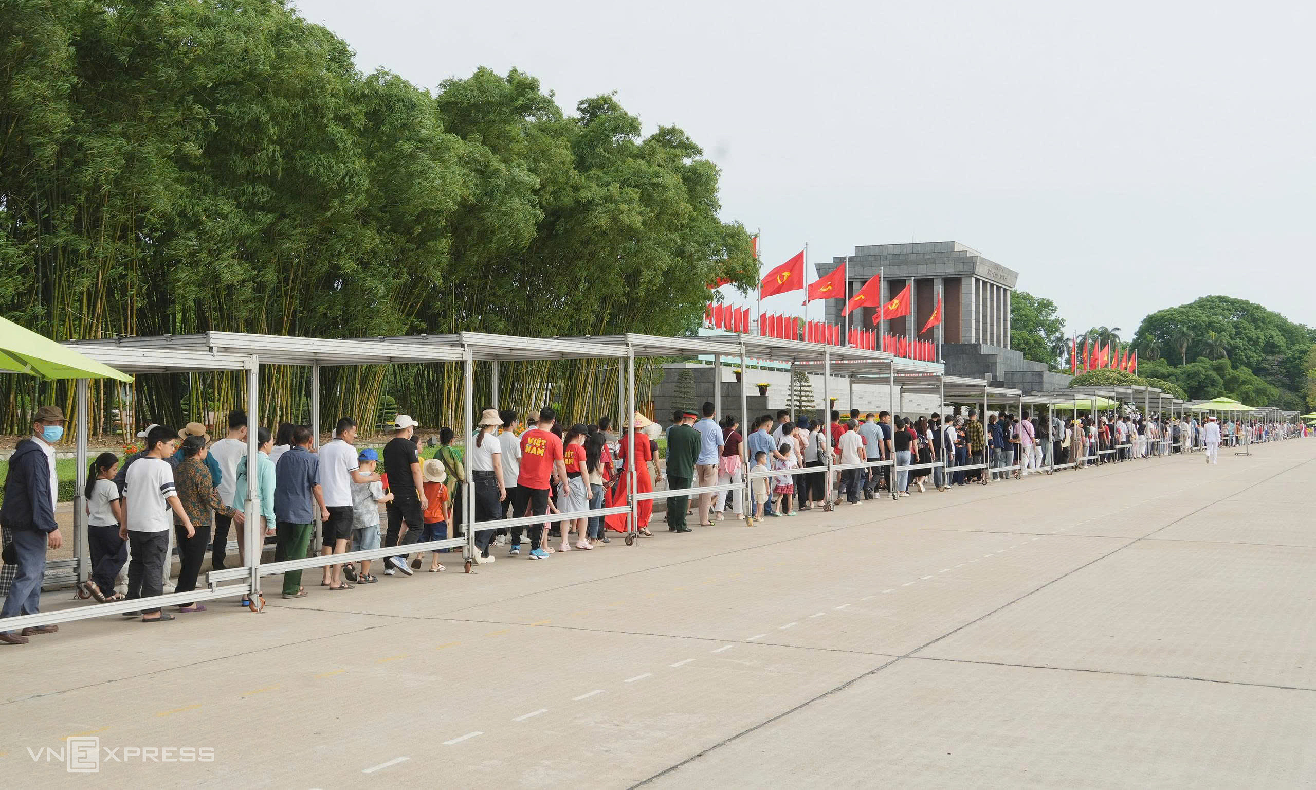 Over 20,000 people visit President Ho Chi Minh Mausoleum on the morning of 30/4