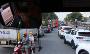Ho Chi Minh City ferry terminal, expressway access roads gridlocked on first day of holiday