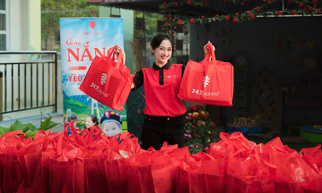 Singer Bao Anh donates furniture, playground to highland students