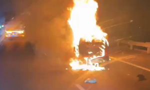 Car carrying three people completely burns on Ho Chi Minh City - Trung Luong expressway