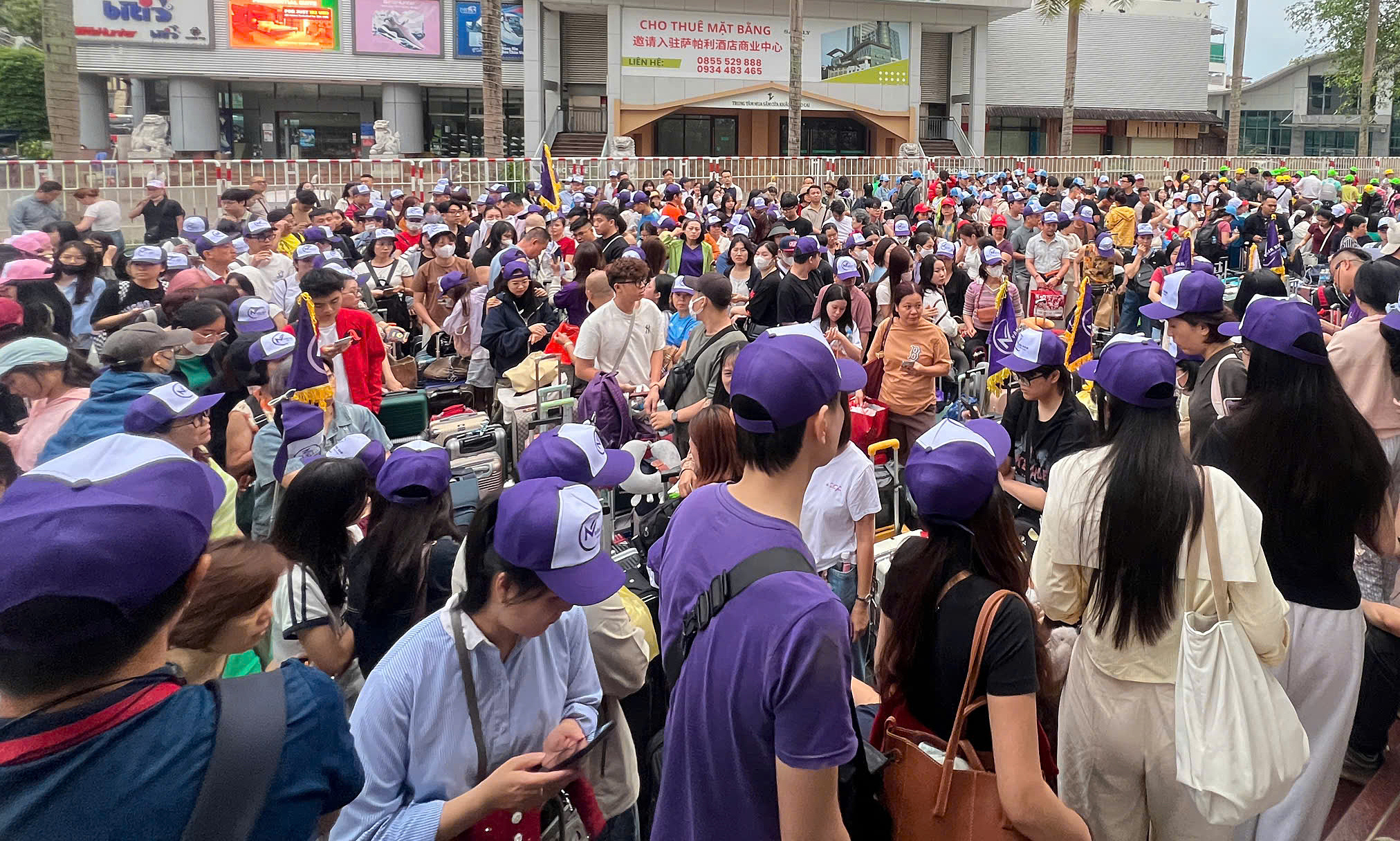 Lao Cai border gate swarms with tourists awaiting China travel