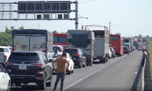 Drivers stuck on Ho Chi Minh City - Trung Luong expressway after passenger bus fire
