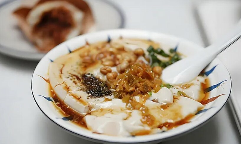 When should breakfast be eaten after waking up?