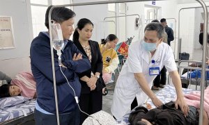 Near 50 people in Quang Tri suspected of food poisoning after eating bread
